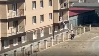 Атырауда коронавирус жұқтырды деген адамға көрпемен зат жеткізген - видео