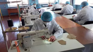 ШҚО-да қорғаныш маскаларын тіккен сотталушыларға 1 миллион теңгеден аса сыйақы берілді