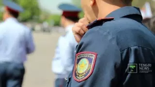 Шымкентте мас жүргізуші полицейді капотында сүйреген