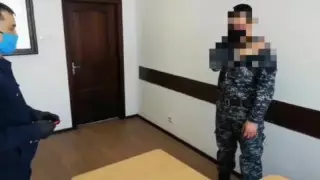 Павлодарда блокбекетте жүргізушіден темекіге ақша сұраған полицей жазаланды