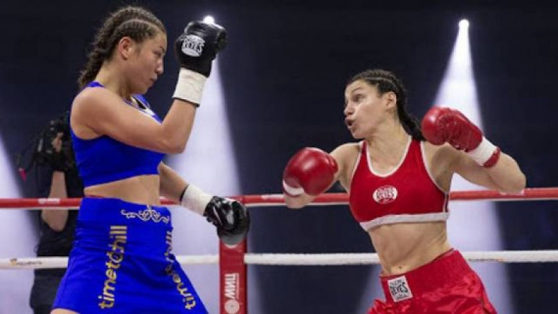 Очигава мен Шариповның бірінші жекпе-жегі. Сурет: AllFight.Ru