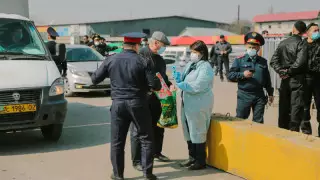 Шымкенттік полицейлер адамдарды блокбекеттен ақшаға өткізіп жүрген