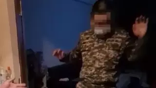 Пара алды деген күдікке ілінген әскери бөлімнің командирін тінту сәті видеоға түсірілді