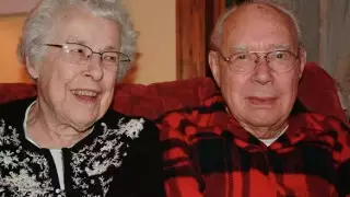 73 жыл бірге өмір сүрген америкалық жұп бір күнде коронавирустан қайтыс болды