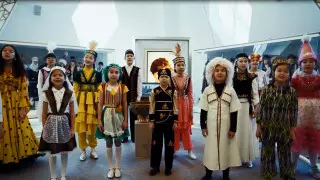 "Бәріміз теңбіз, біргеміз". Елордалық жасөспірімдер қазақстандықтарды мерекемен құттықтады