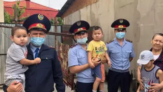 Алматылық полицейлер мүгедек қызы және 4 немересімен паркингте тұрған әжеге көмектесті