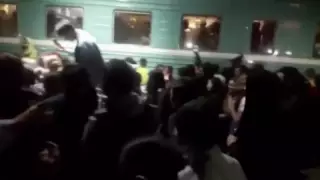 Қарағандыда теміржол вокзалында жиналған бір топ адамның видеосы тарады