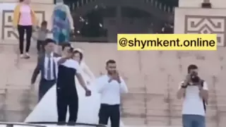 Шымкентте жас жұбайлар карантин кезінде фотосессия ұйымдастырған