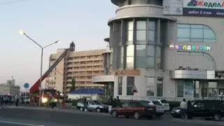 Ақтауда ойын-сауық орталығының шатырына шығып алған ер адам құтқарылды