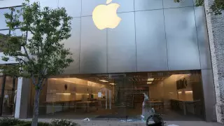 Apple АҚШ-та тәртіпсіздік кезінде дүкендерден ұрланған смартфондарды бақылап жатыр