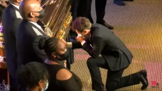 Миннеаполис мэрі Джордж Флойдпен қоштасу рәсімінде жылап жіберді