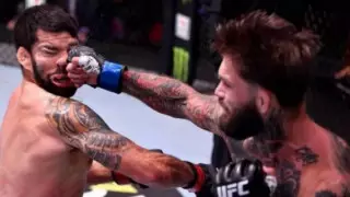 Соңғы секундта. Бұрынғы чемпион қарсыласын бір соққымен нокаутқа түсірді - видео