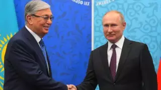 Тоқаев Путинді Ресей күнімен құттықтады