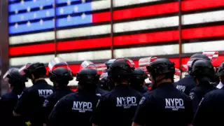 АҚШ-та үш полицей ағартқыштан уланып, ауруханаға түсті