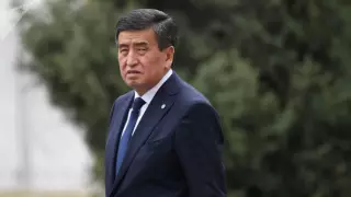 Қырғызстан президенті Мәскеудегі парадқа қатысудан бас тартып, оқшауланды