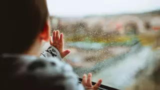 Семейде пәтерде қамалып қалған 4 бала құтқарылды