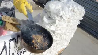 Ақтау тұрғындары көшелерді адыраспанмен аластап жатыр