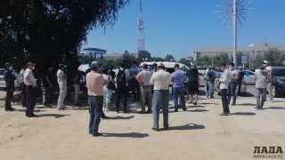 Дәріханалардан дәрі-дәрмек таппаған Ақтау тұрғындары алаңға жиналды