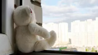 Семейде 3 жасар бала көпқабатты үйдің терезінен құлап кетті