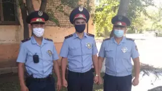 Арқалық тұрғыны 5-қабаттан құлап кете жаздады: оқиғаның видеосы жарияланды