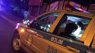 "Мас жүргізуші ер адам мен бір жасар баланы қағып кетті" - полиция Алматыда болған жол апатын тергеуге алды