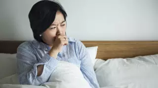 Дәрігер коронавирус жұқтырған адам қалай жөтелетінін айтты