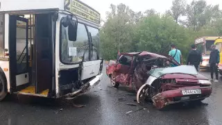 Оралда жеңіл көлік пен жолаушылар автобусы соқтығысты: бір адам көз жұмды