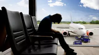 Атырауда маска тағудан бас тартқан жолаушы ұшақ бортынан шығарылды