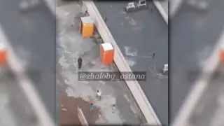 Нұр-Сұлтанда күзетшіге кезекпен тас лақтырып, қашып кеткен балалар ұсталды