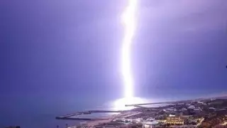 Желі қолданушылары Ақтауда соққан найзағайдың суреттерін бөлісіп жатыр