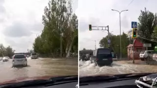 Нұр-Сұлтанда құбыр жарылып, көшені су басып қалды