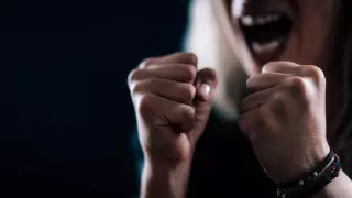 Таразда дөнерханада жұмыс істейтін қызды белгісіздер алып қашқан