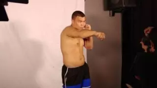 Қазақстандық боксшы үшжылдық үзілістен соң рингке оралып, қарсыласын бірден нокаутқа түсірді