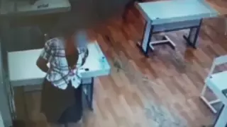 ҰБТ-да кезекші мұғалім талапкерге тест сұрақтарын көшіруге көмектескен