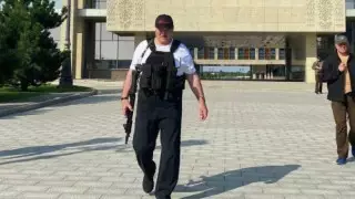 Лукашенко тағы да қолына автомат ұстап шықты