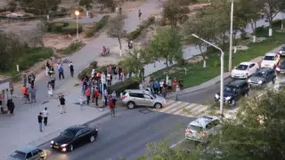 Ақтауда автобус аялдамасының маңында көлік аударылды