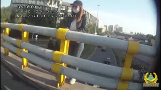 Көпірден секірмек болған алматылық қызды құтқару сәтінің видеосы жарияланды