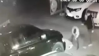 Нұр-Сұлтанда ер адамды ұрып-соғып, артынша тонап кеткендер видеоға түсіп қалды