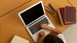 Көпбалалы отбасы қашықтан оқу үшін берілген ноутбукті сатпақ болған