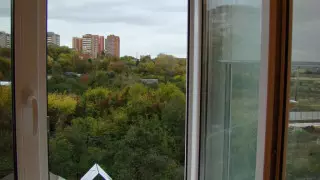 Оралда 16 жастағы қыз көпқабатты үйдің терезесінен құлап кетті