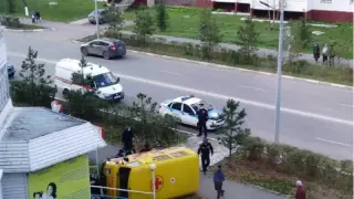 Петропавлда жедел жәрдем көлігі апатқа ұшырап, медициналық орталықтың баспалдағына аударылып түсті