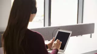 Алматыда оқушыларға ақауы бар планшеттер таратылған