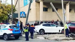 Шымкентте клиенттің көлігімен қыдырып қайтпақ болған автожуушы жол апатына түсті