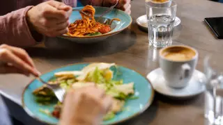 Бекшин Алматыдағы кафелер мен мейрамханалардағы карантинді жеңілдетуге қатысты пікір білдірді