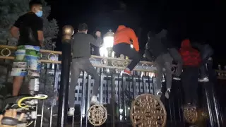 Бішкекте митингіге шыққандар Ақ үйге басып кірмек болды