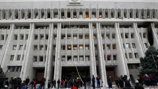 Екі адам бірден өзін Қырғызстанның бас прокуроры етіп жариялады