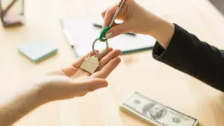 Көкшетауда он жыл бойы алимент төлемеген ер адам пәтерінен айырылды