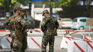 Сооронбай Жээнбеков Бішкекке әскер кіргізу туралы жарлыққа қол қойды