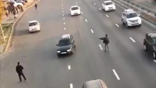 Қазнет Саин көшесіндегі алматылықтың "қауіпті" серуенін талқылап жатыр