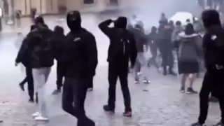 Чехияда коронавирусқа байланысты митингіге шыққандарды суатқышпен қуған